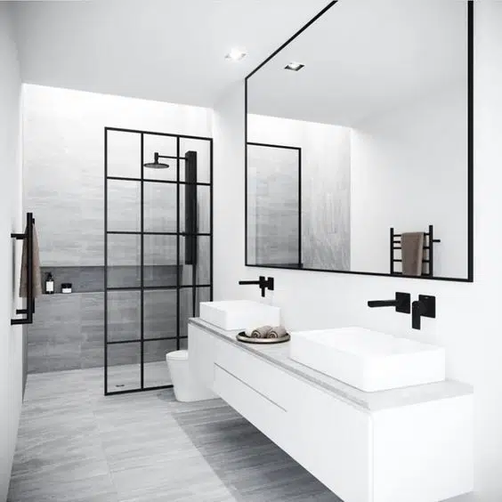 Baño moderno minimalista Visión minimalista con un gran espejo ancho