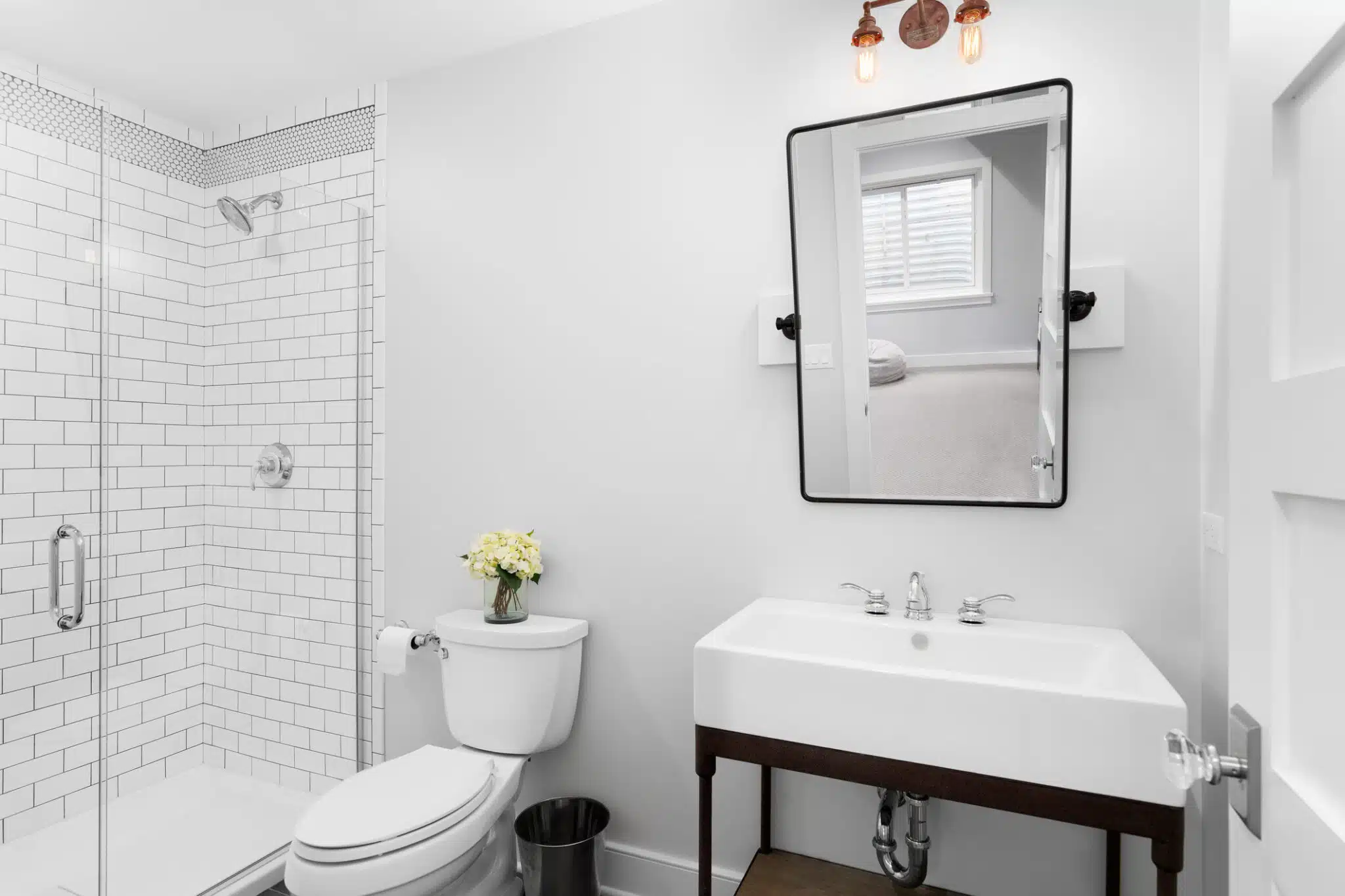 Diseños de baños pequeños modernos con ducha con azulejos estratificados