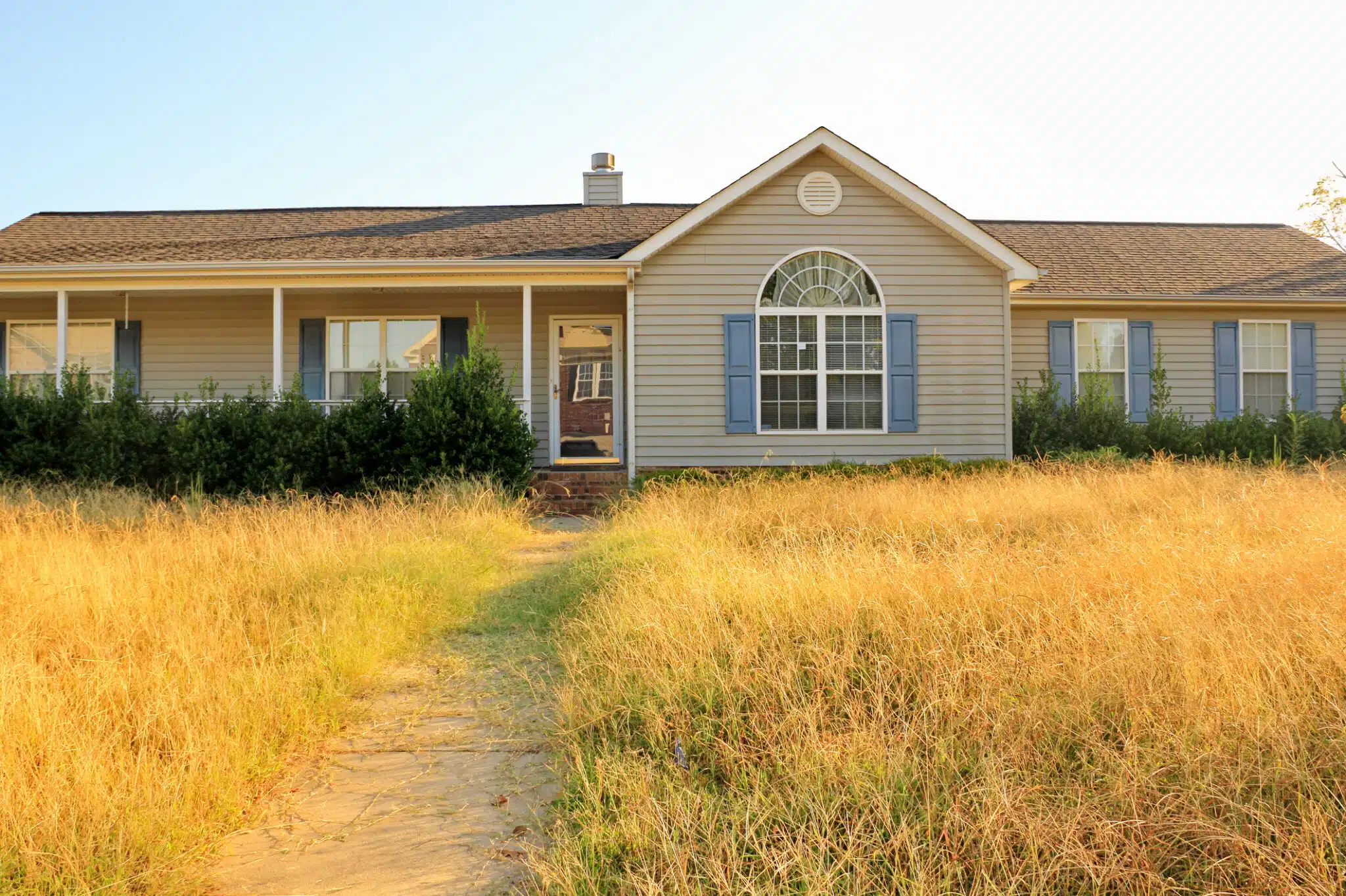 ¿Cómo saber si una casa abandonada tiene un propietario registrado?