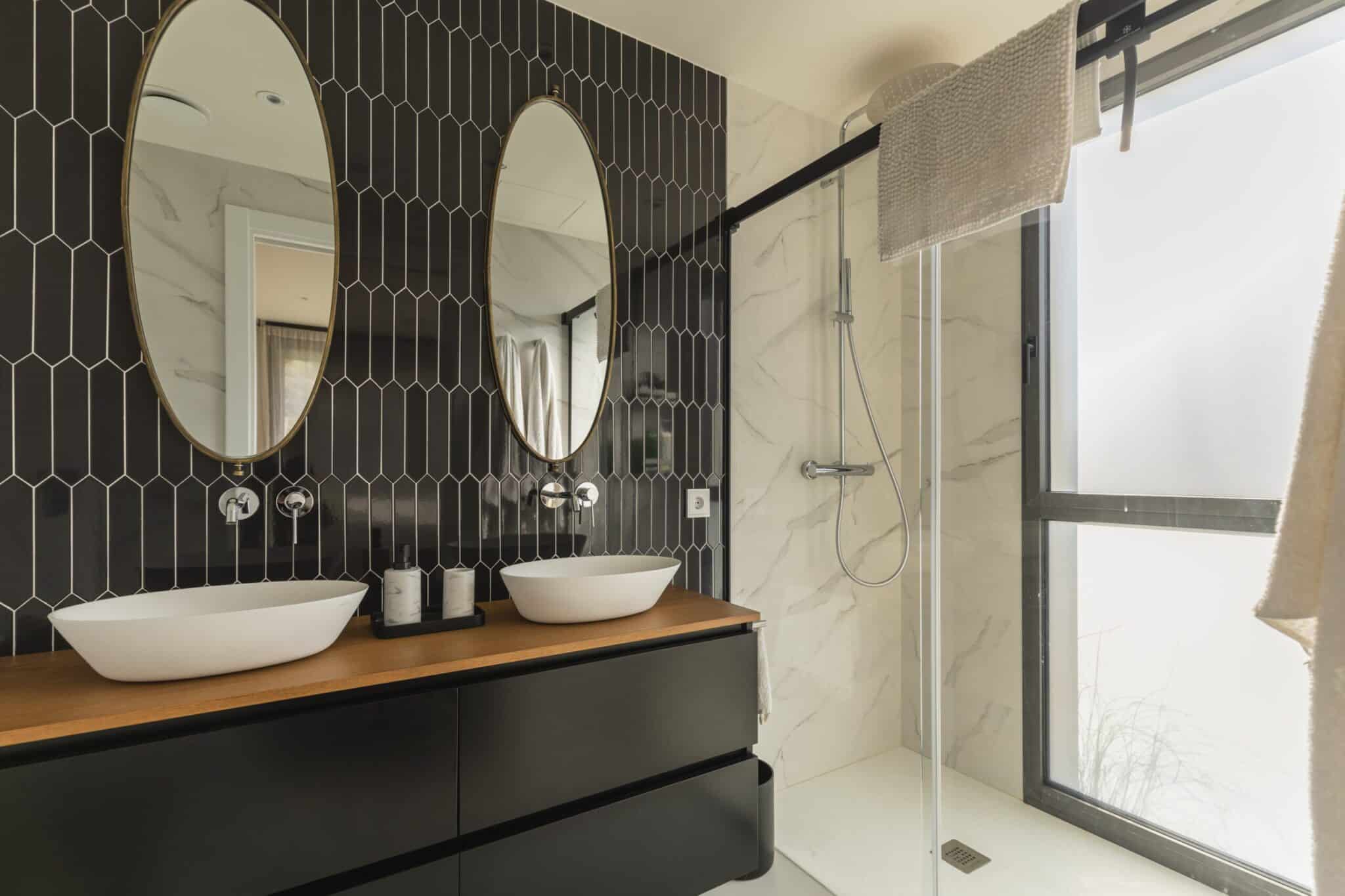 Baño blanco y negro con toques de madera