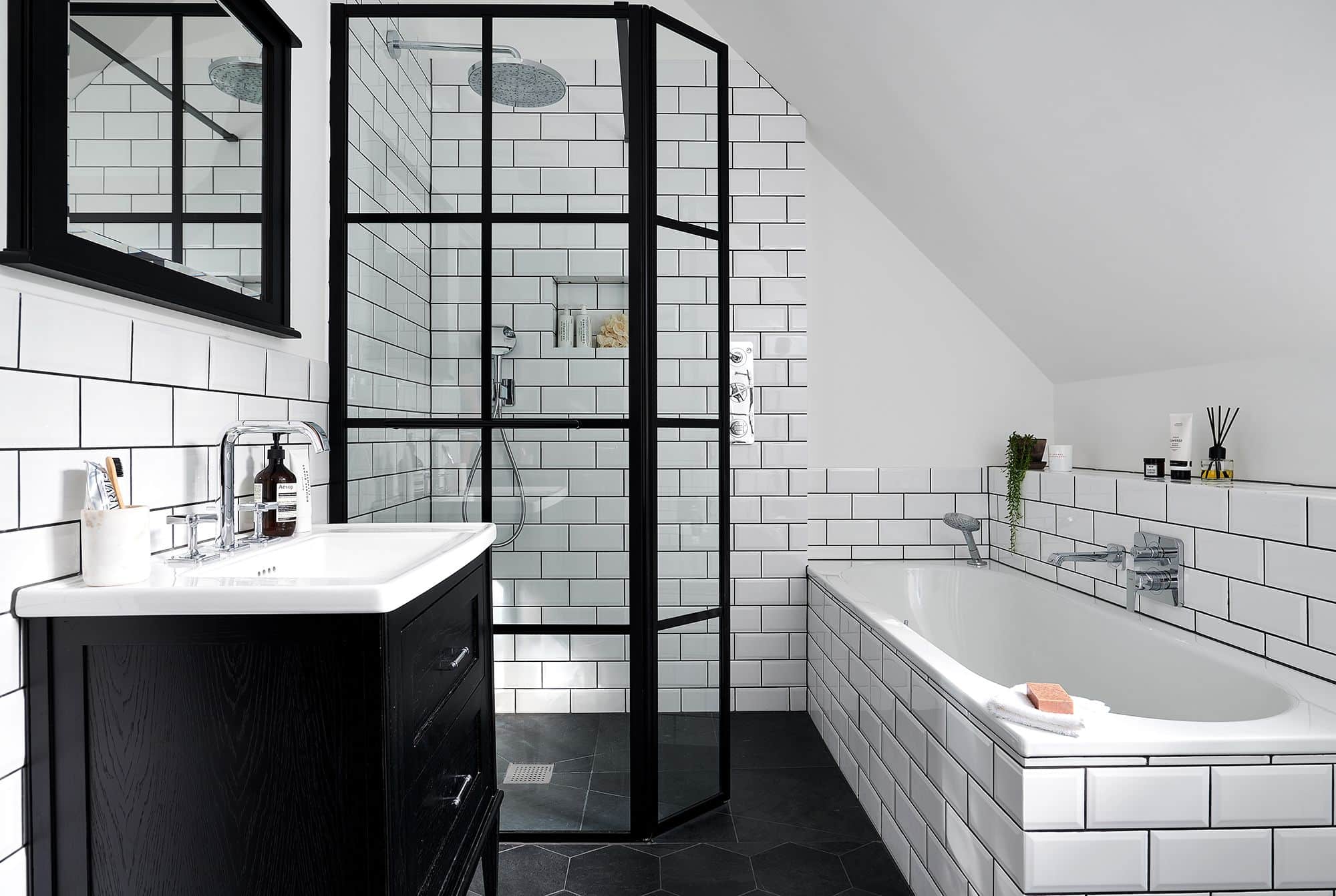 Estilos y tendencias en baños de blanco y negro