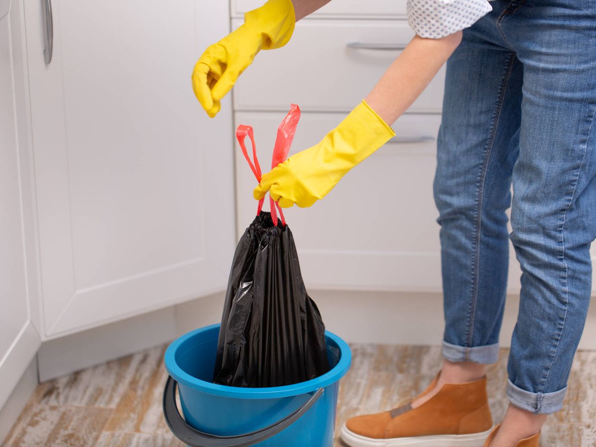 10 tips para organizar la cocina 1/10 Deshazte de todo lo que esté dañado o expirado